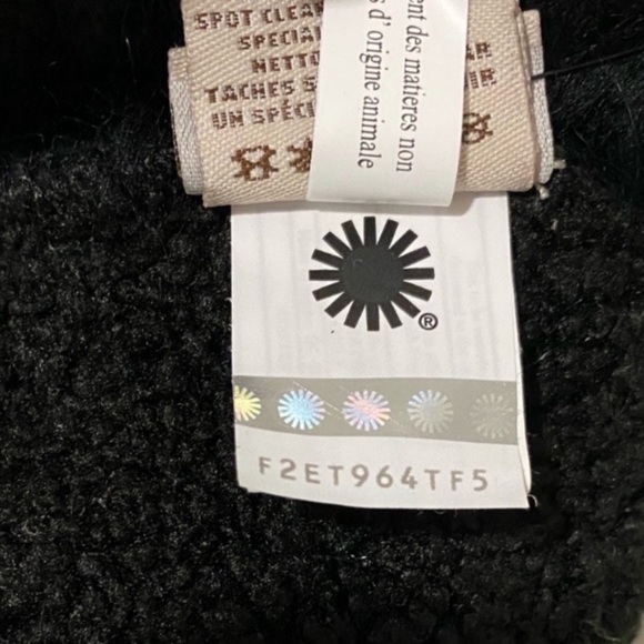 UGG Black Quilted Shearling-Trim Touchscreen Mittens NWT - Picture 15 of 15